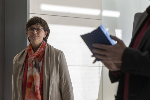 Saskia Esken: „Und was machen Sie beruflich, was ein Monatsgehalt rechtfertigt?“