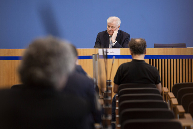 Studie aus dem BMI Teil 7: Horst Seehofer bleibt von naheliegenden Fragen verschont