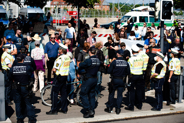 Schwarz vermummte Täter verletzten Demonstranten