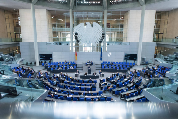 Bundestag: Wahlrecht à la Merkel und SPD