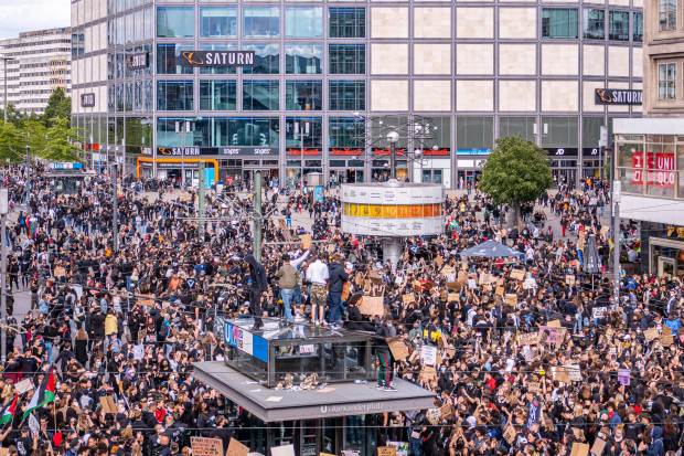 Vereint gegen Rechts – das Recht stört da nur, es bleibt auf der Demo-Strecke