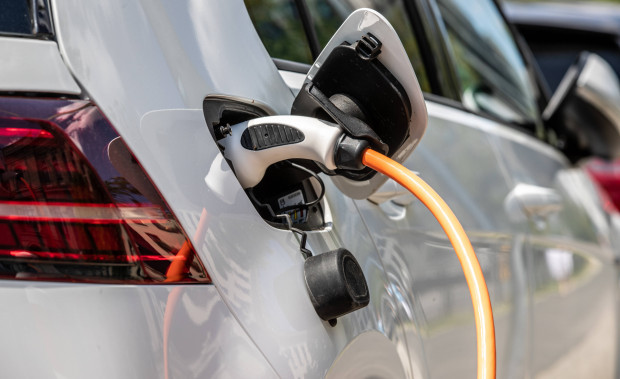 Reichweitenangst und lange Ladezeiten bleiben Kaufhemmnisse für reine E-Autos