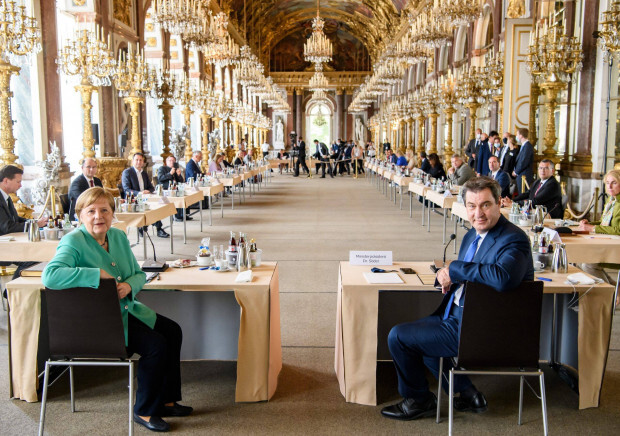 Söder und Merkel im Spiegelsaal von Schloss Herrenchiemsee – Eine Bildbetrachtung