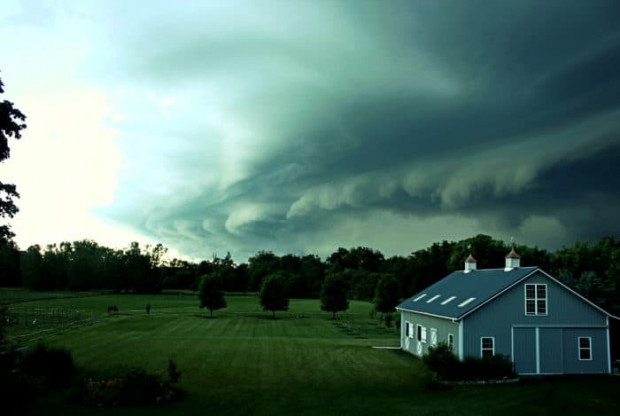 Den Rasen mähen mit dem Tornado am Horizont