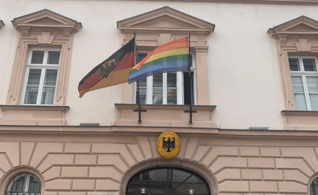 Buntland zeigt Flagge in Budapest