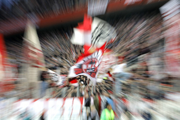 1. FC Köln mit der neuen Kölner Moschee auf der Brust als Teil der Skyline der Stadt am Rhein