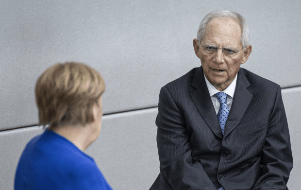 Schäuble hält wie Demonstranten in Berlin nichts von Merkels Maskenpflicht