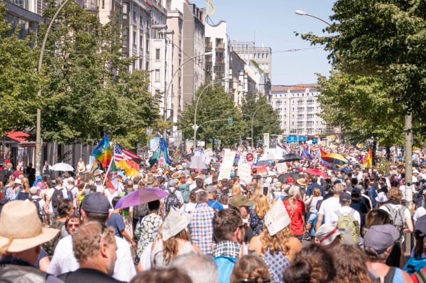 Wasserwerfer gegen Corona-Demonstranten?