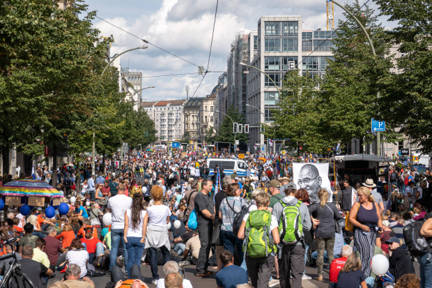 Unter den Demonstranten: Friedefreude, Kaiserflagge