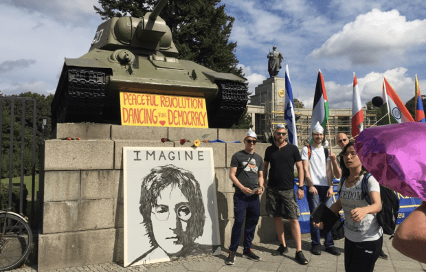 Querdenker-Demo in Berlin: Ein großes Happening mit kleinen Verstörungen
