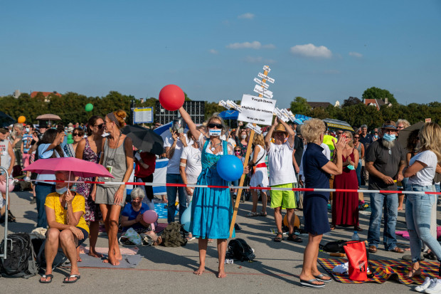 „Querdenker 089” statt Oktoberfest: Buntes Treiben auf der Wiesn