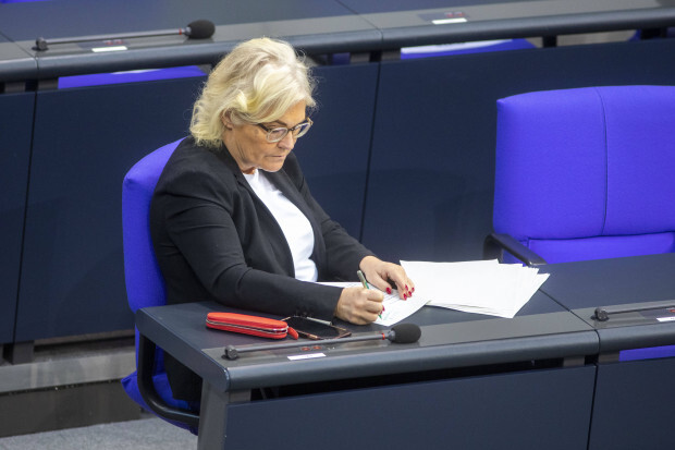 Steinmeier lässt das Prestige-Gesetz der SPD-Ministerin Lambrecht nacharbeiten