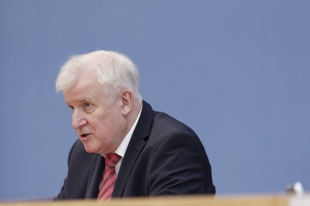 Seehofer tauscht Rassismus-Studie gegen Überwachungssoftware