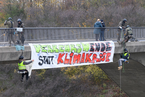 „Block Friday“ – Umweltaktivisten blockieren bundesweit Autobahnen