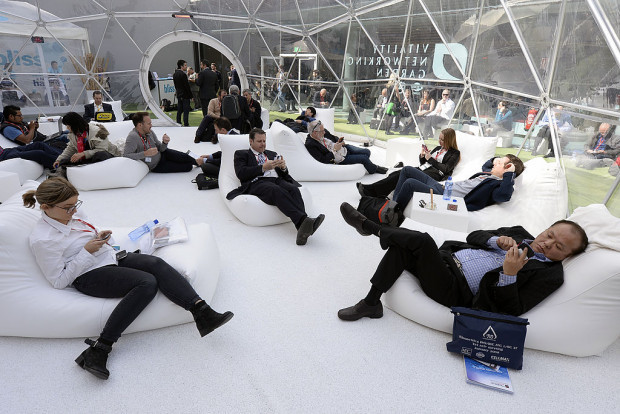 Smartphone löst bei Menschen unter 50 Jahren das Fernsehen als Leitmedium ab