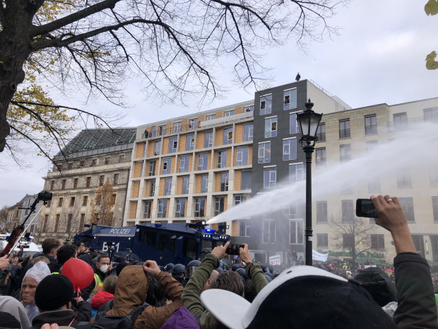 Corona-Abstimmung: Bürger-Protest mit Wasserwerfern niedergekämpft