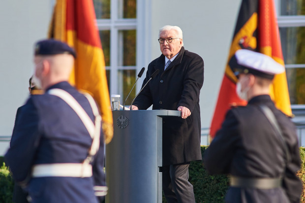 Der Bundespräsident zitiert das Gelöbnis der Bundeswehr unkorrekt