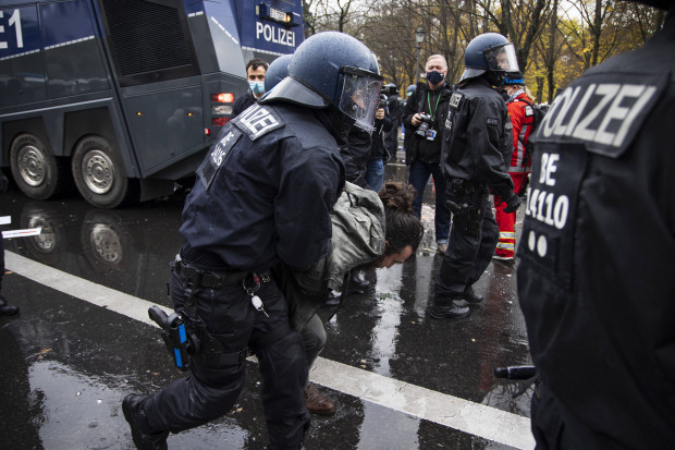 Die Bundesregierung windet sich bei Fragen zur Polizeigewalt bei Corona-Demos