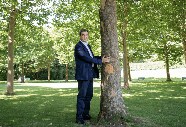 Eben noch umarmte Söder nur Bäume, nun auch Grüne
