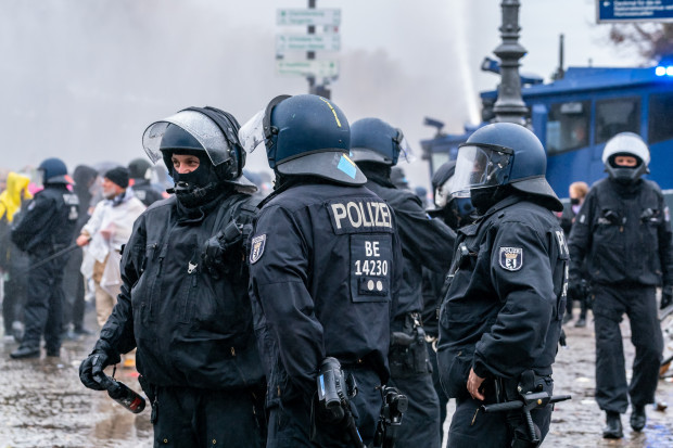 „80 verletzte Polizisten bei Corona-Demo“ – aber durch abseitige Tätergruppe
