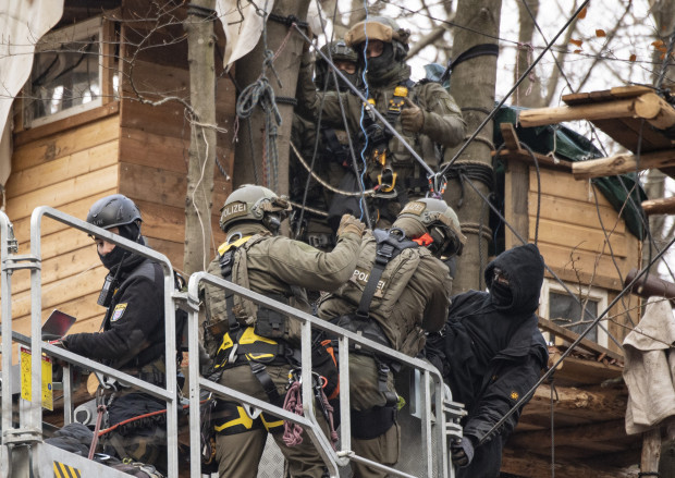 Polizei fahndet nach Umweltaktivisten wegen versuchten Totschlags auf Polizisten