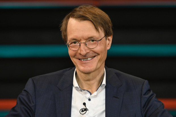 Es wird ernst: Karl Lauterbach lacht