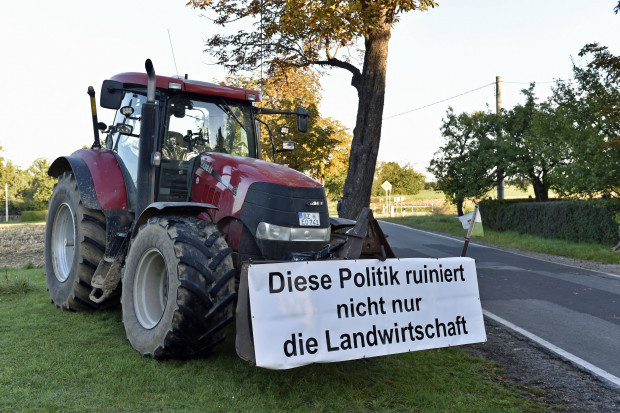 Bauern blockieren Lebensmittellager