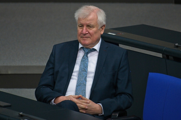 Horst Seehofer simuliert Härte bei Abschiebungen