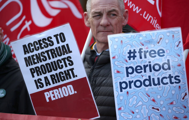 Absurde Feministen-Debatte: Sind Frauen zu dumm sich selbst Tampons zu kaufen?