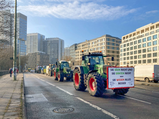 Landwirtschaftsministerin Julia Klöckner seift die Bauern ein