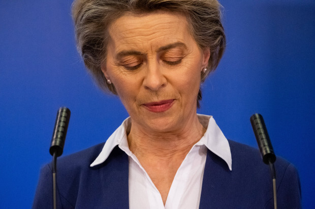 Von der Leyen gesteht Fehler, will aber nicht daran schuld sein