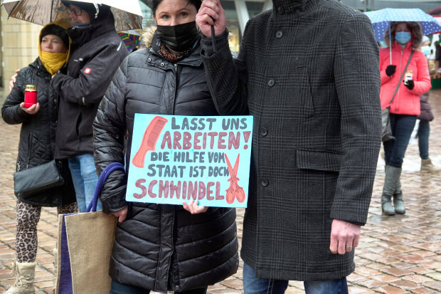 Friseure gehen vor Gericht: „Corona-Maßnahmen befeuern die Pandemie!“