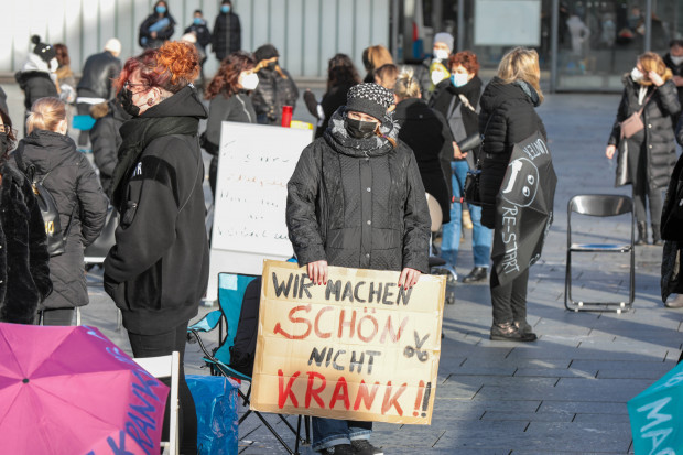 Friseure ziehen gegen Schließungen vor Gericht