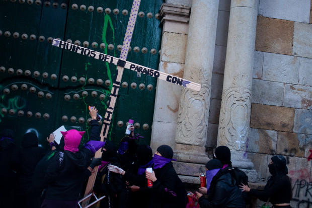 Nach feministischer Demonstration brennt eine der ältesten Kirchen von Bogotá