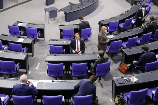 Die FDP präsentiert im Bundestag bei der EU-Abstimmung ihren Abschied von Liberal