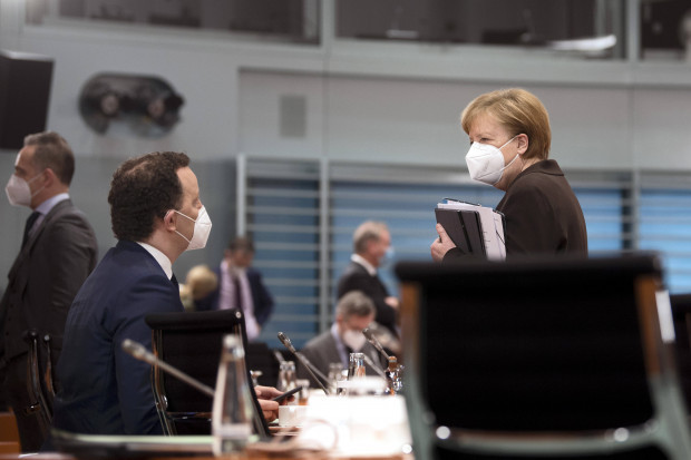 Die Herrschaftsklasse kennt keine Gesunden und Genesenen mehr, nur noch Geimpfte