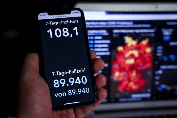 Ein einsamer Mathestudent tritt gegen Merkel, Drosten und Co an