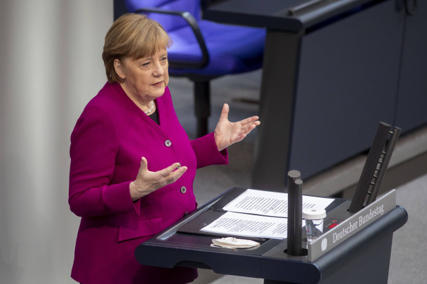 Merkel belehrt den Bundestag: „Es nützt nichts, den ganzen Tag zu kritisieren.“