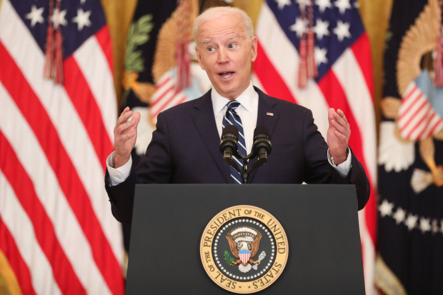 Bidens erste Pressekonferenz: Verhaspler, Spickzettel, Gefälligkeitsjournalisten