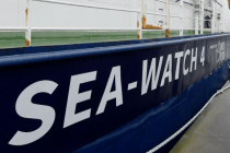 Ein Antifa-Anhänger kommandiert die Sea-Watch-4