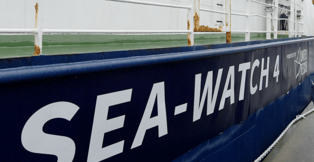 Ein Antifa-Anhänger kommandiert die Sea-Watch-4