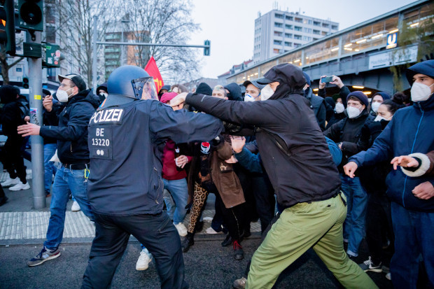 Gute Demo, böse Demo: In Berlin “Rangeleien” – in Kassel “massive Auseinandersetzungen”