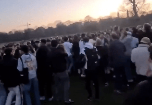 Jungen Leuten, die vor Freude tanzen, ist kein Lockdown gewachsen