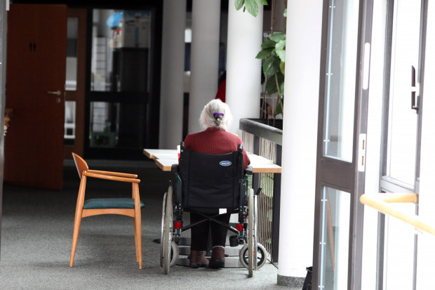 Isolation, Kontrolle, Lähmung: Einschränkungen für viele Pflegeheime gelten weiter