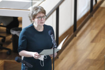 Wie eine Gesundheitsministerin eine junge Frau mit einem Impftermin schockiert