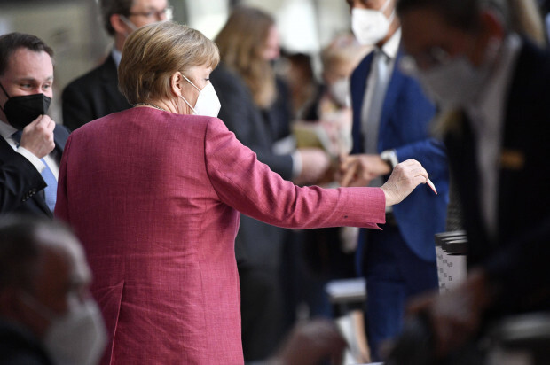 Bundestag beschließt Einheitslockdown – währenddessen löst die Polizei draußen die Demonstration gegen das Gesetz auf