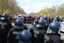 “Absolut unverhältnismäßig”: Berliner Polizei räumt Demo gegen Infektionsschutzgesetz