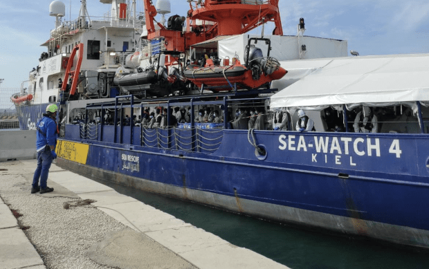 Italiens neue Regierung ermöglicht die Schließung von Häfen für Migranten-Schiffe