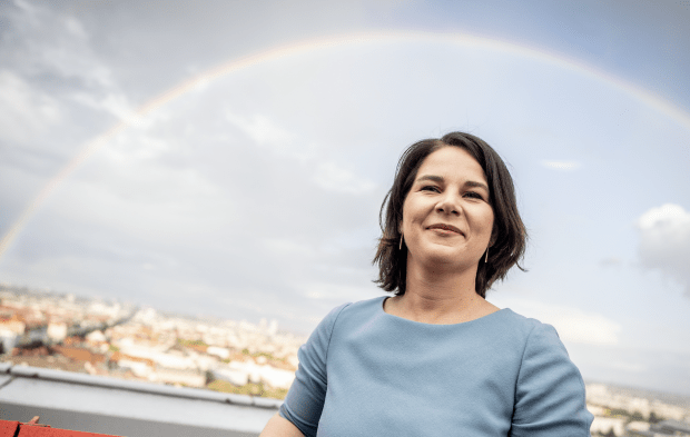„Völkerrechtlerin“ Baerbock versucht sich in Sicherheitspolitik