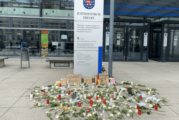 Nach Hausdurchsuchung bei Weimarer Richter: Demonstranten legen Blumen vor Gerichte